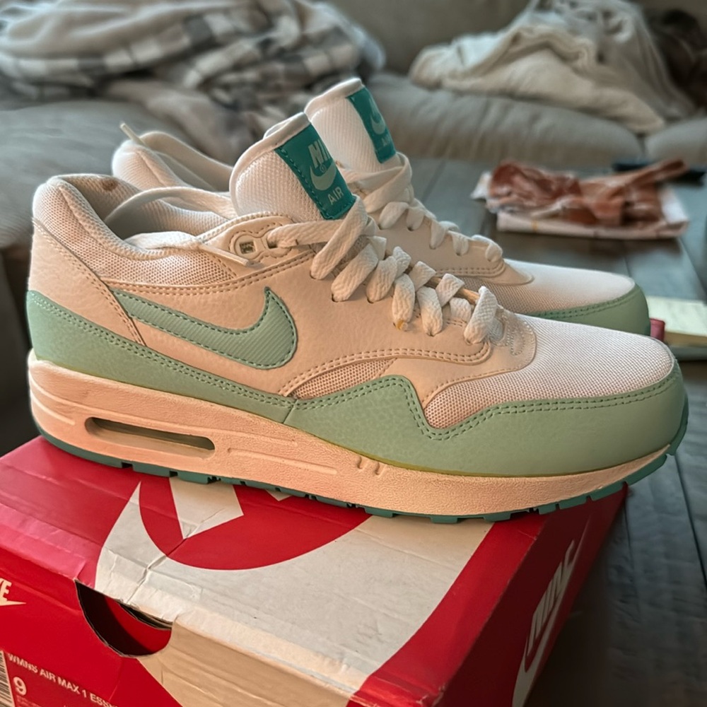 Nike Air Max Essential - Teal & White, Size 9 women’s